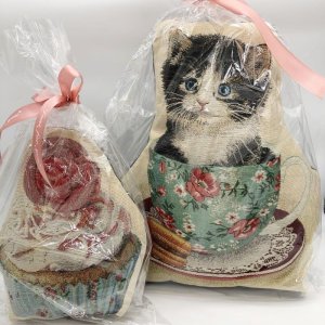 画像1: ゴブラン織クッション　ティーカップ猫＆薔薇のカップケーキ2個セット (1)