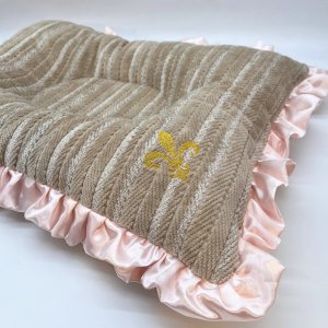 画像1: オリジナル刺繍入りクッションマット　サイズ約52×43（フリルまで含む） (1)